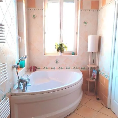 Alojamento de Acomodação e Pequeno-almoço Location Spacieuse Avec Balcon Et Piscine 3*